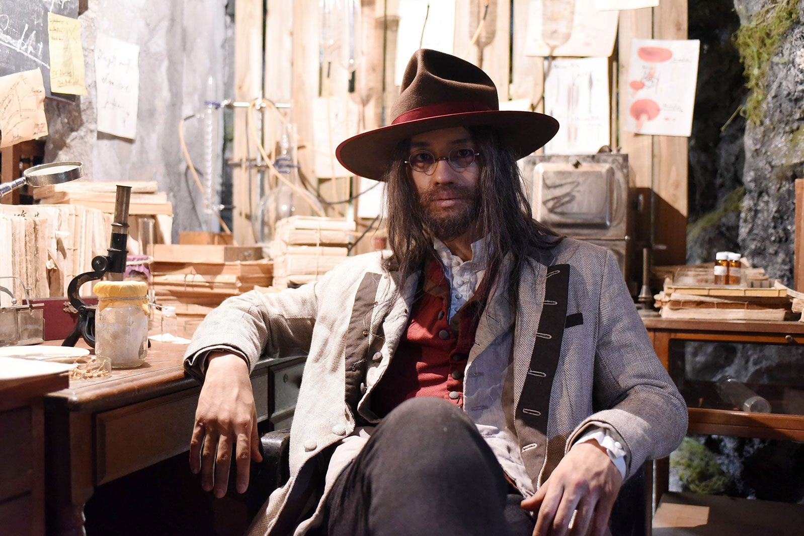 斎藤工が“フランケンシュタイン博士” ロン毛×髭面で怪物・綾野剛の生みの親に