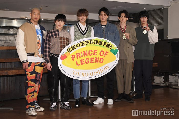 この日もセットアップで登場した町田啓太(右から2番目)/3月13日実施の映画『PRINCE OF LEGEND』“伝説の玉子料理選手権”イベントより(C)モデルプレス