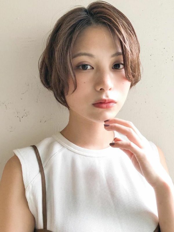 丸顔さんに似合うセンター分けショート15選 スタイリングしやすいヘアスタイル モデルプレス