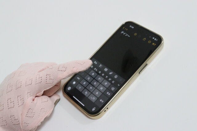 おうちケアグローブ（透かし柄、シアバター加工）　スマホ操作