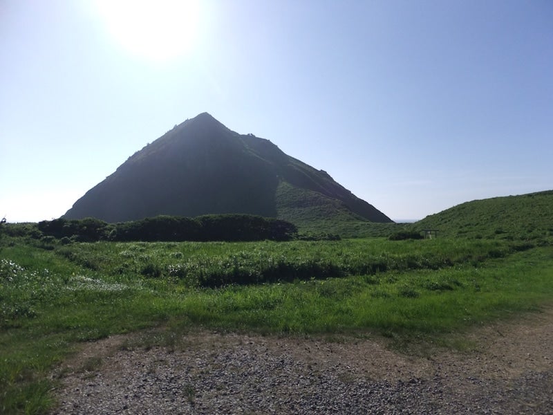 巨大な岩でできている大野亀。6月にはカンゾウの黄色い花が周囲を埋め尽くします（2012年8月撮影）