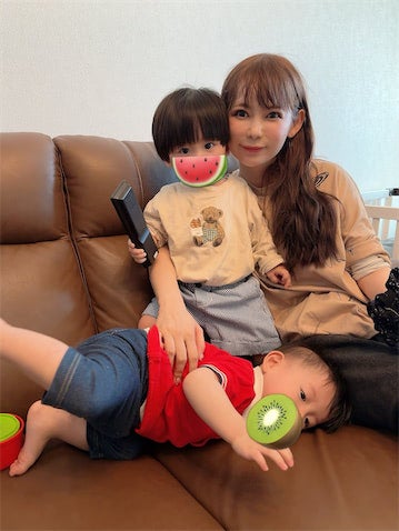中川翔子、息子たちの成長を報告「歩くしのぼる！」寝不足育児も「いまだけの尊い瞬間」