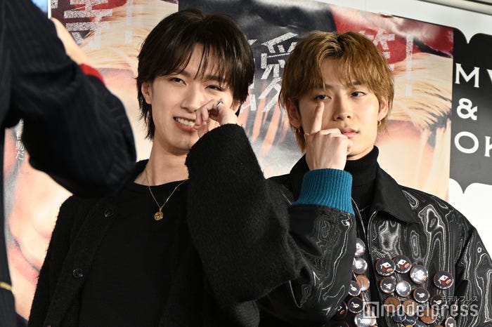 TikTok撮影をする山中柔太朗、高松アロハ(C)モデルプレス