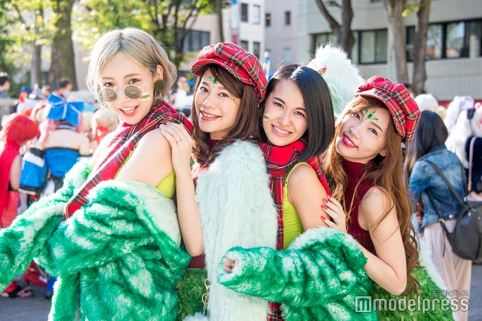 (左から)桃ふじ、前濱瞳、七尾エレナ、Abby(C)モデルプレス