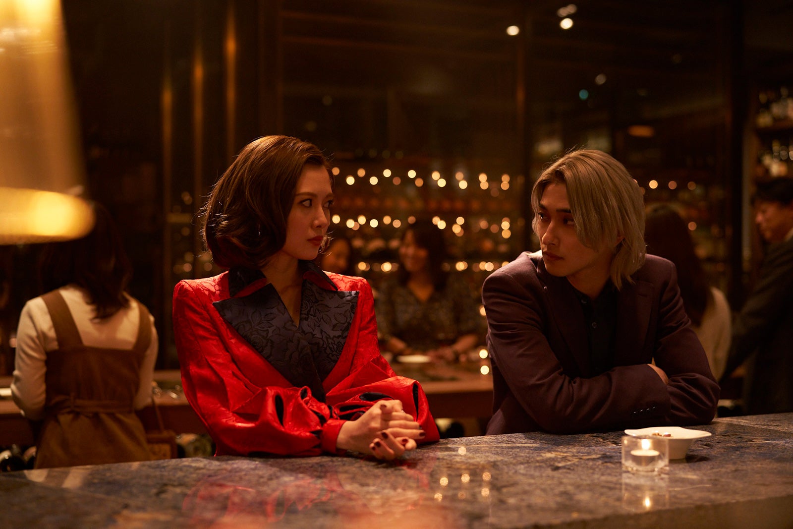 白石麻衣、横浜流星（C）迫稔雄／集英社（C）2022映画「嘘喰い」製作委員会