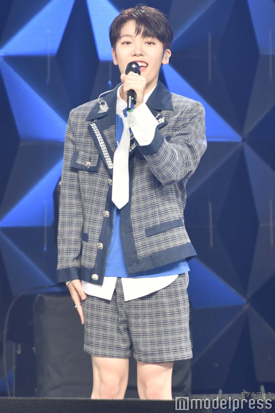 自己紹介するユウト（C）モデルプレス