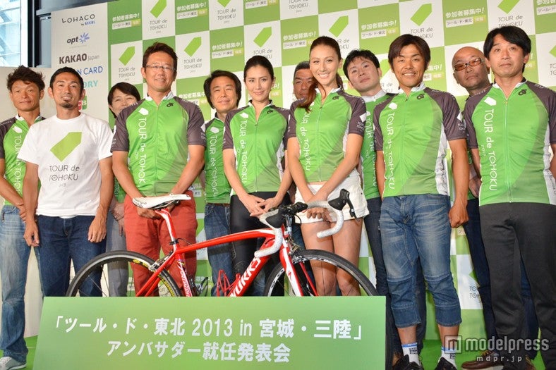 「ツール・ド・東北 2013 in 宮城・三陸」のアンバサダー（後列左から白戸太朗氏、漆紫穂子氏、松本整氏、藤野智一氏、別府始氏、疋田智氏。前列左から為末大氏、古田敦也氏、長谷川理恵、道端カレン、宮澤崇史氏、片山右京氏）