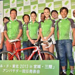 「ツール・ド・東北 2013 in 宮城・三陸」のアンバサダー(後列左から白戸太朗氏、漆紫穂子氏、松本整氏、藤野智一氏、別府始氏、疋田智氏。前列左から為末大氏、古田敦也氏、長谷川理恵、道端カレン、宮澤崇史氏、片山右京氏)