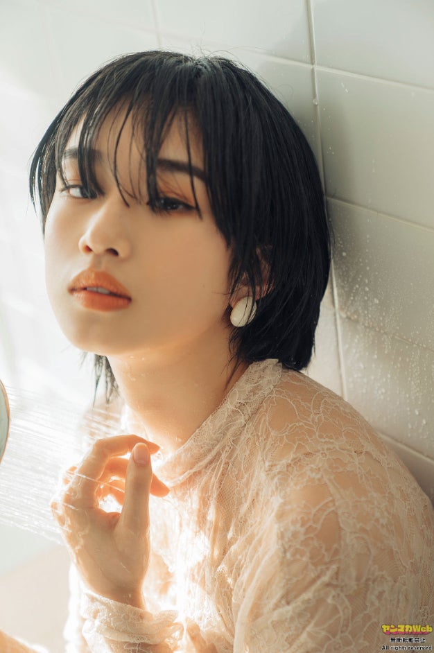 “令和の山口百恵”河合優実、フレッシュな等身大グラビア