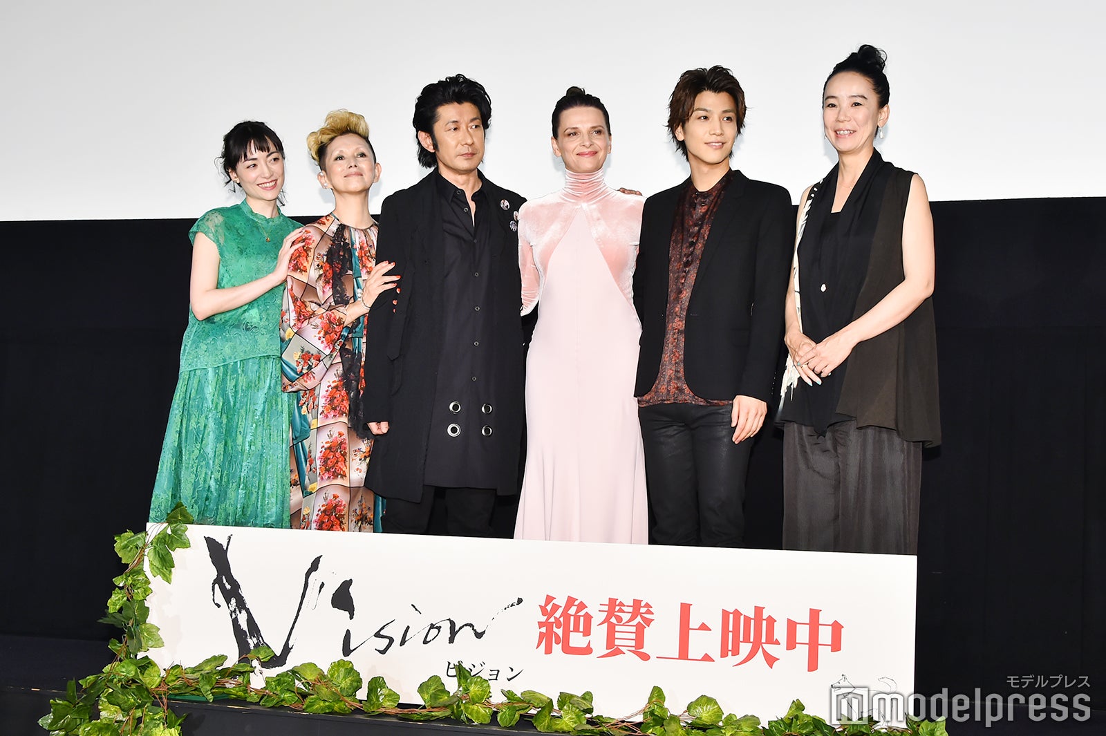 （左から）美波、夏木マリ、永瀬正敏、ジュリエット・ビノシュ、岩田剛典、河瀨直美監督 （C）モデルプレス