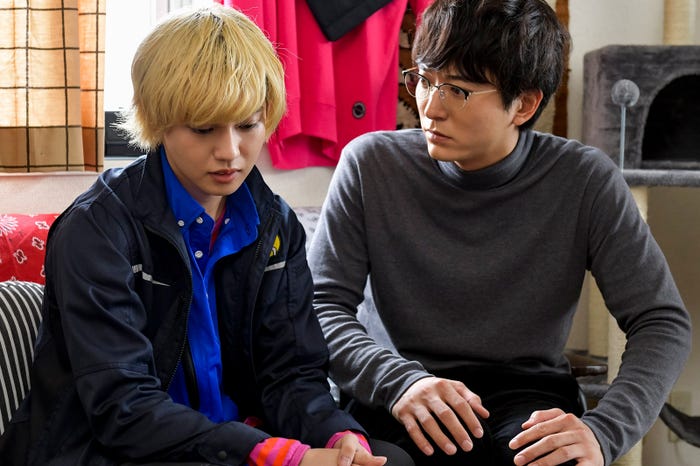 なにやら悩む湊(ゆうたろう)と、柘植(浅香航大) (C)豊田悠/SQUARE ENIX・「30 歳まで童貞だと魔法使いになれるらしい」製作委員会