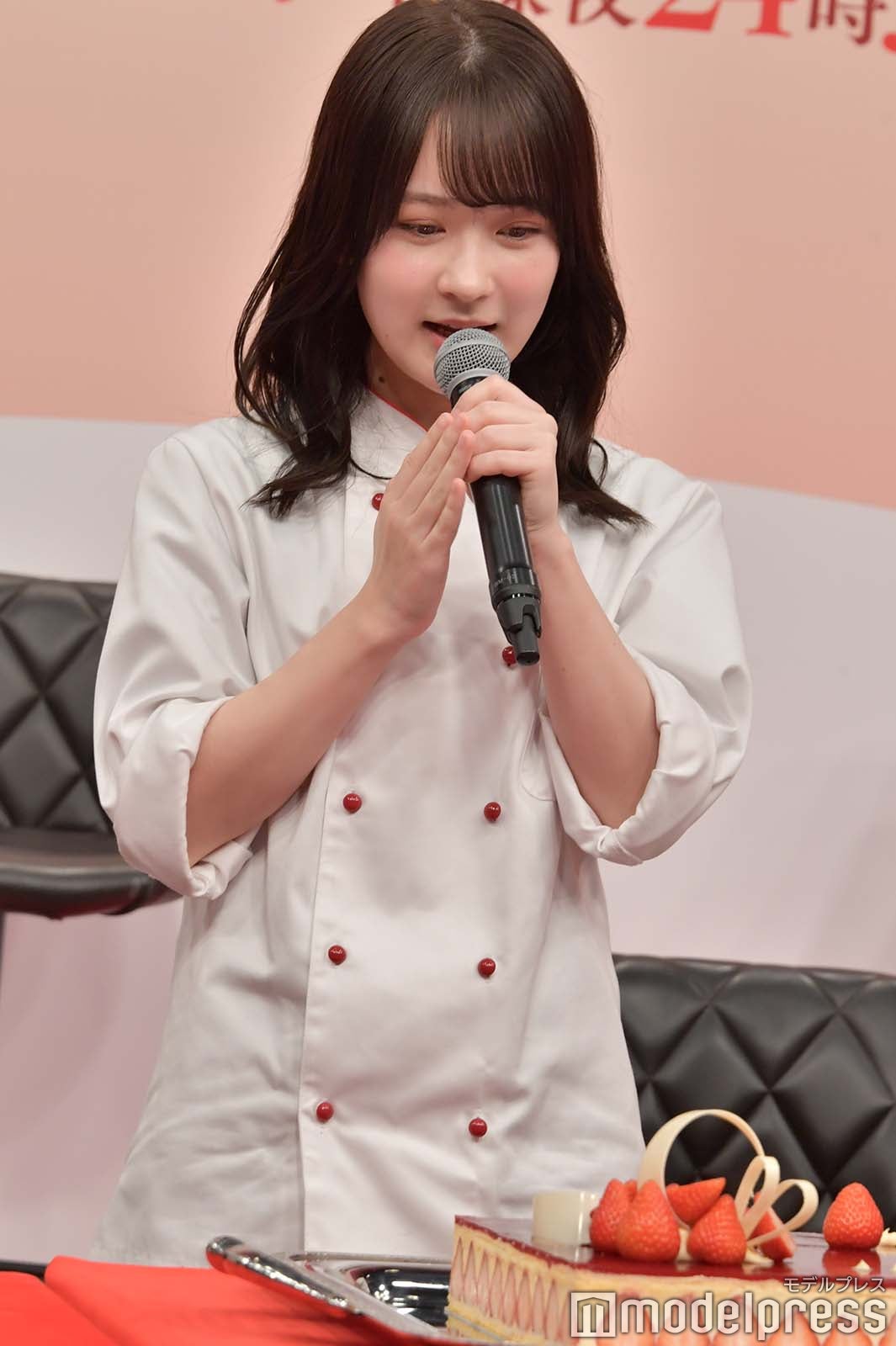 ケーキに驚く畑芽育（C）モデルプレス