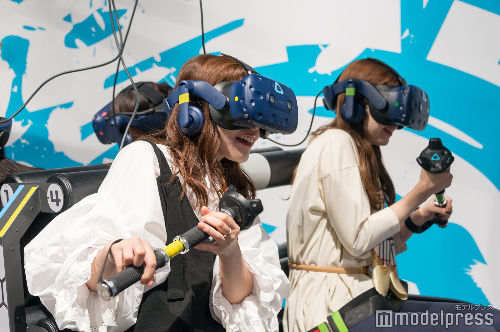 障害物を避けながら進む小林さんと遠藤さん（C）モデルプレス