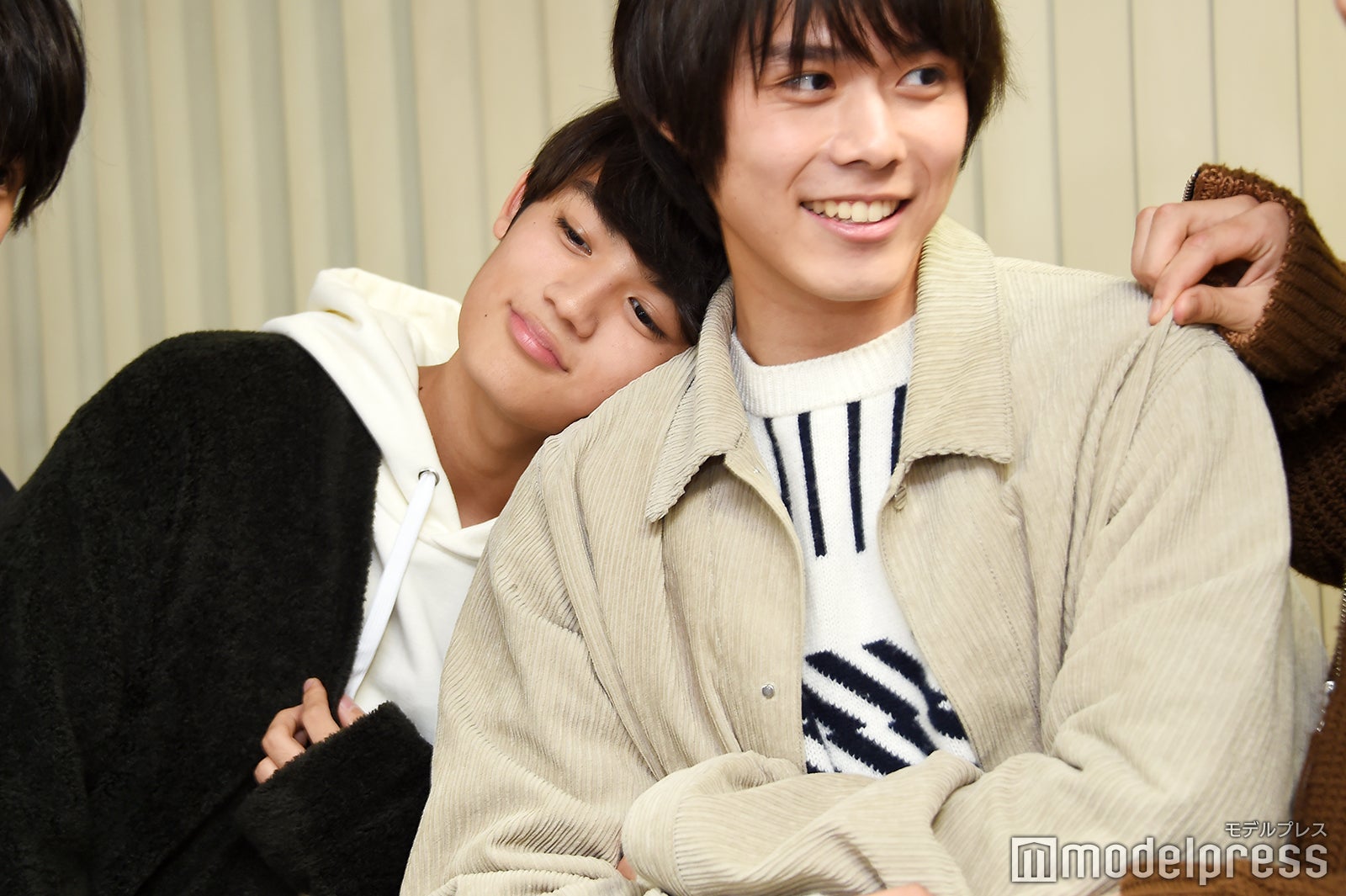 最年少らしく甘えん坊な藤原大祐（左）（C）モデルプレス