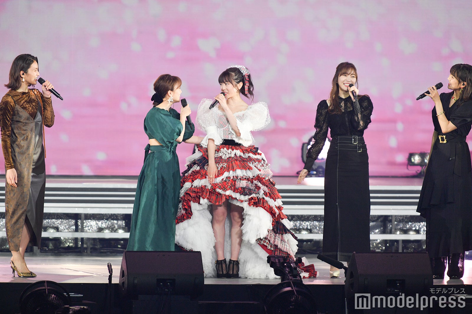 秋元才加、大島優子、峯岸みなみ、秋元才加、宮澤佐江「峯岸みなみ卒業コンサート～桜の咲かない春はない～」（C）モデルプレス