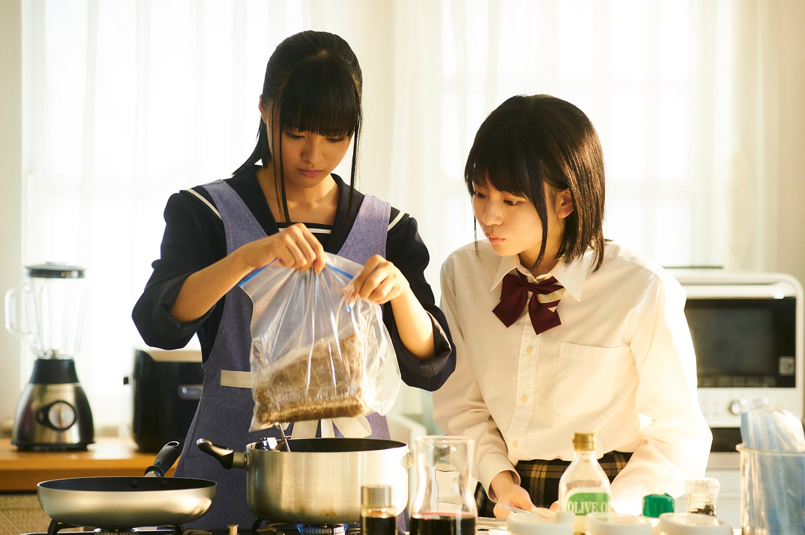 大友花恋、山田杏奈／「新米姉妹のふたりごはん」第2話より（C）「新米姉妹のふたりごはん」製作委員会