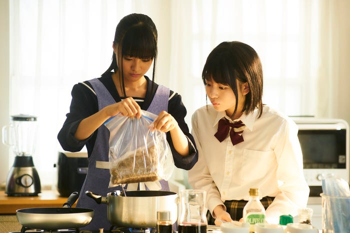 大友花恋、山田杏奈/「新米姉妹のふたりごはん」第2話より(C)「新米姉妹のふたりごはん」製作委員会