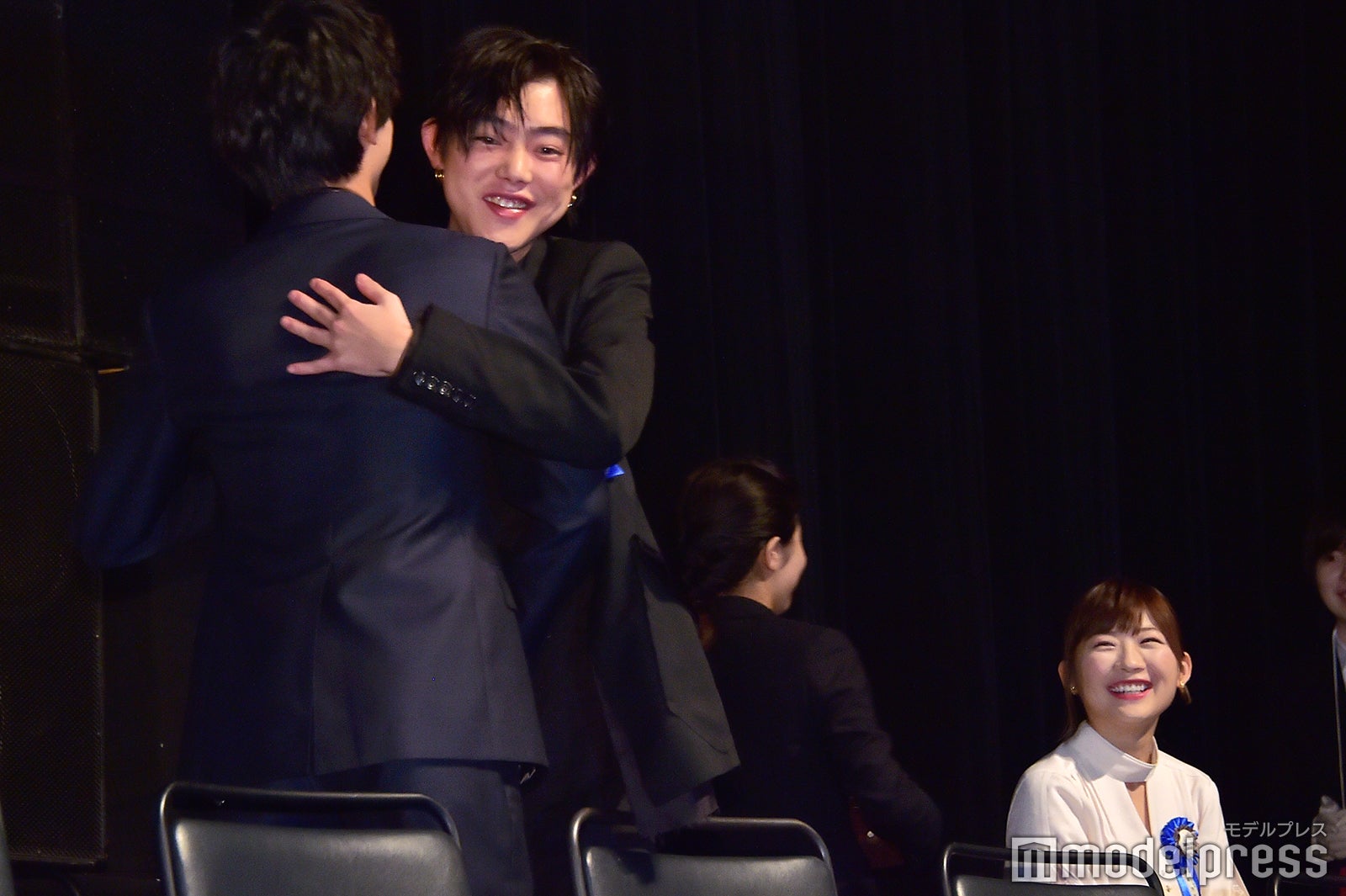 吉沢亮、吉村界人とハグ（C）モデルプレス