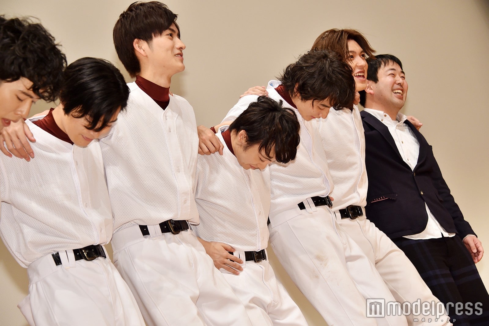 ズボンのチャックがあいていないか念のためチェックする須賀健太ら （C）モデルプレス