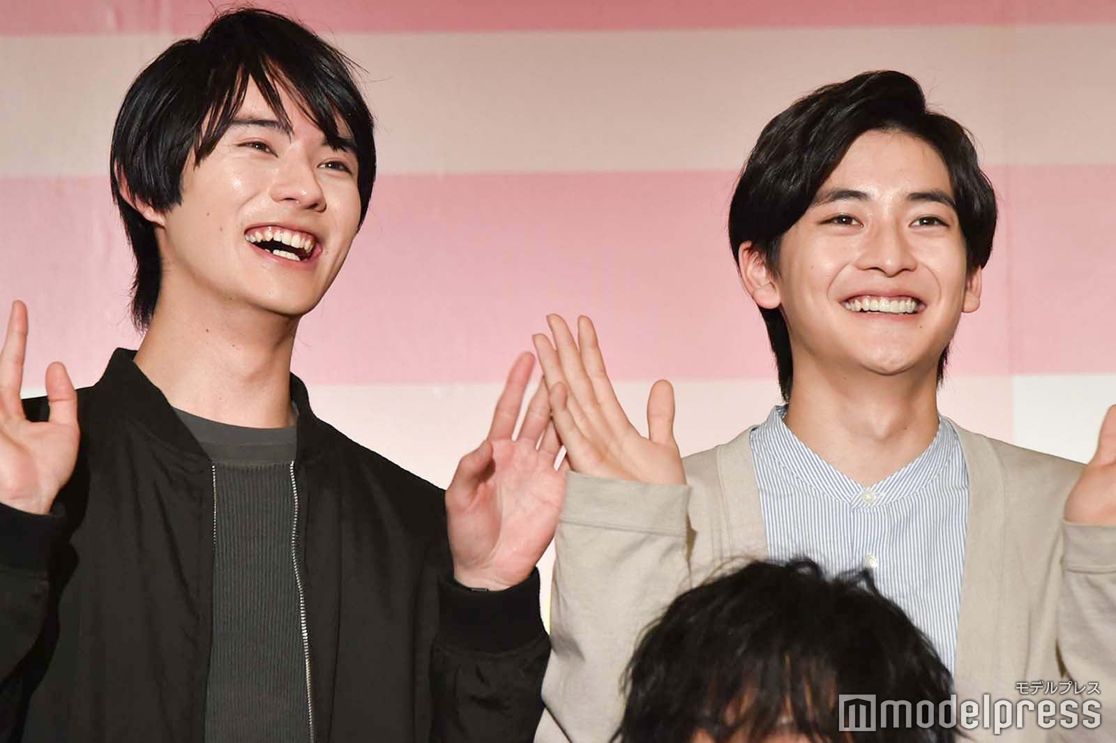 手を振りながらさりげなく高橋文哉（右）にタッチする前田拳太郎（左） （C）モデルプレス