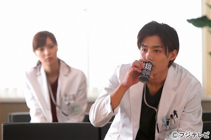 新川優愛、野村周平/『恋仲』第4話より(C)フジテレビ