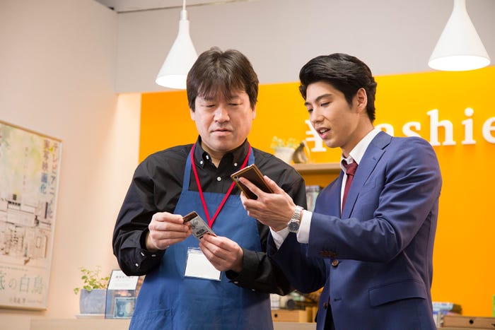 (左から)佐藤二朗、賀来賢人/メイキングより(提供写真)