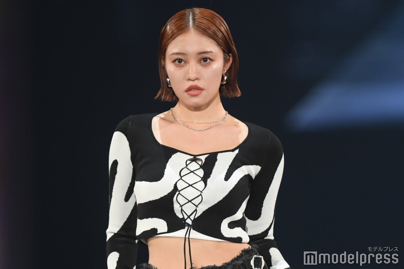 王林、美ウエスト＆圧巻ボディラインに釘付け モノトーンコーデでクールな装い【札幌コレクション2024SS】