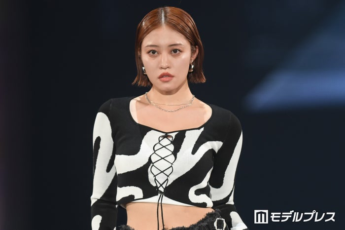王林、美ウエスト＆圧巻ボディラインに釘付け モノトーンコーデでクールな装い【札幌コレクション2024SS】