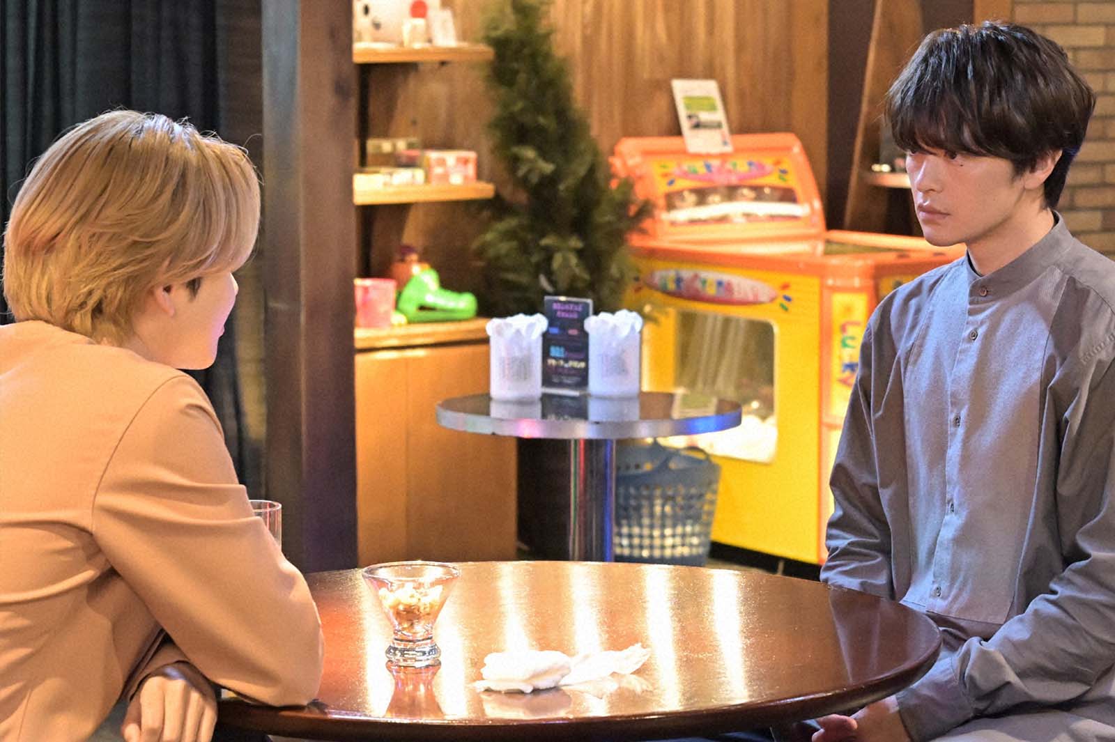 宮世琉弥、瀬戸康史「くるり～誰が私と恋をした？～」第8話より（C）TBS