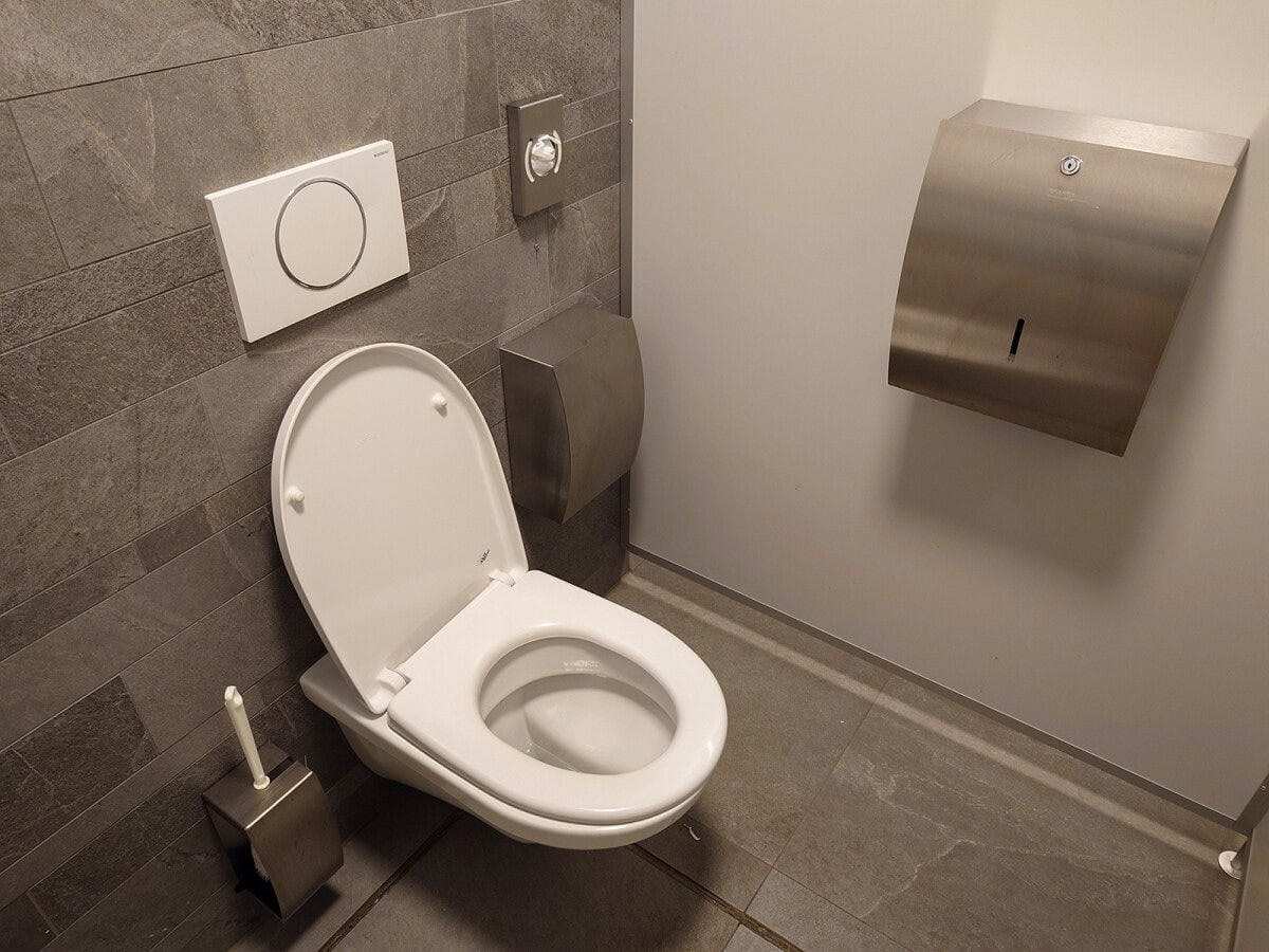 便座のある便器のほか、トイレットペーパー、ゴミ箱が備え付けられている