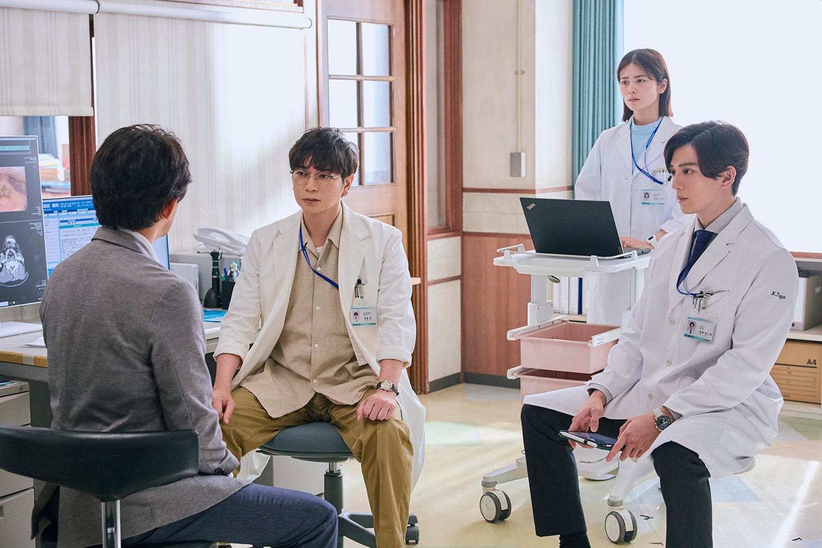 松本潤、小芝風花、新田真剣佑「19番目のカルテ」第3話（C）TBSスパークル／TBS（撮影：加藤春日）