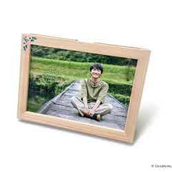 神木隆之介 2023-2024カレンダー「RYUNOSUKE KAMIKI 2023-2024 CALENDAR」木製フレーム （提供写真）