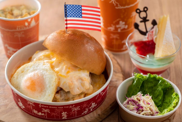 ドックサイドダイナーのベーコンエッグバーガー グラタン仕立て、コールスロー付き スープ&デザートセット、スーベニアランチョンマット付き3,210円(C)Disney