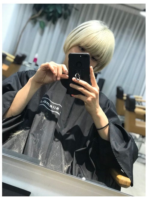 黒羽麻璃央「ここまで染めたの人生初」金髪に大胆イメチェン