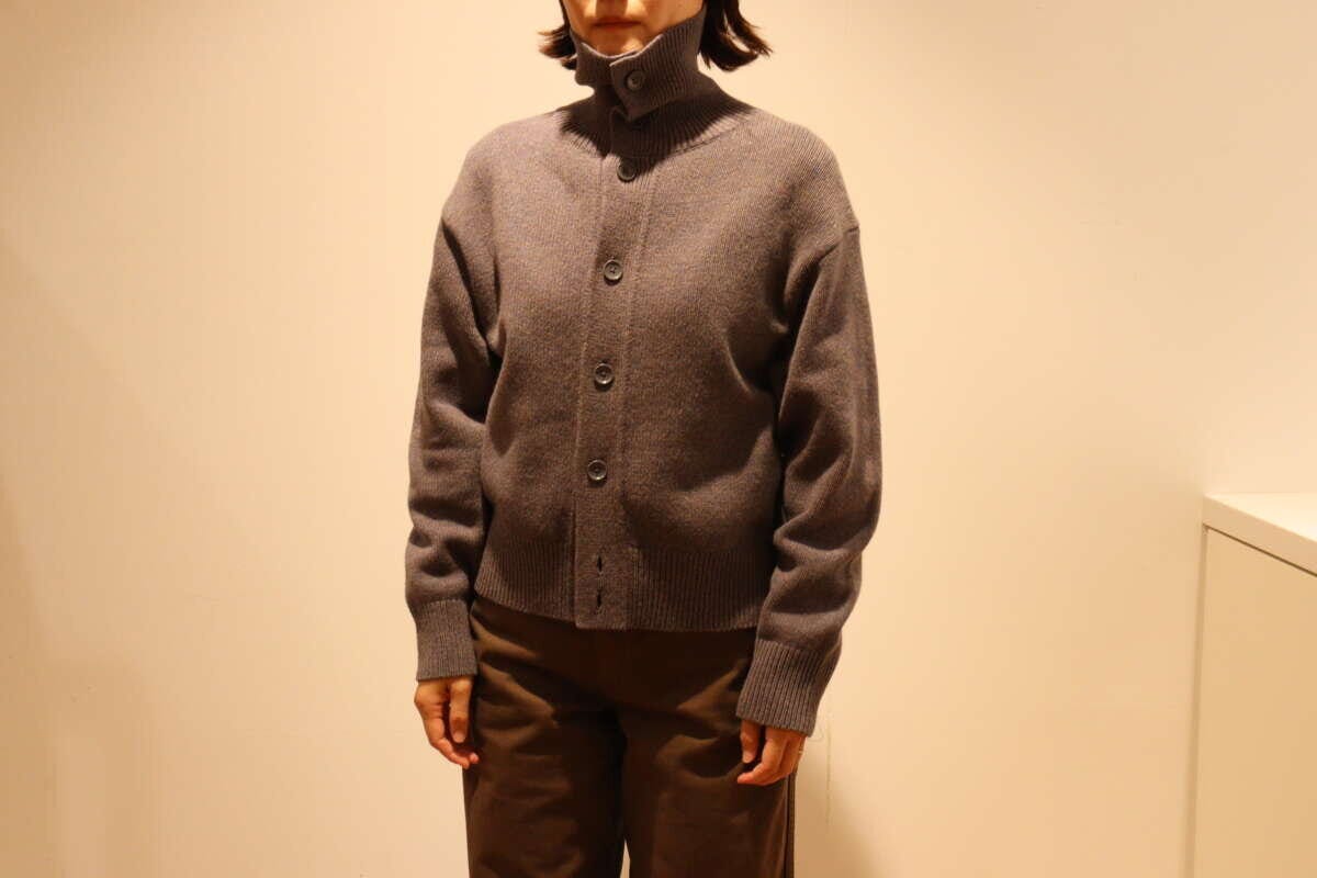 グレーのカーディガンをスタンドカラーで着た女性の上半身 グレーのカーディガンをスタンドカラーで着た女性の上半身