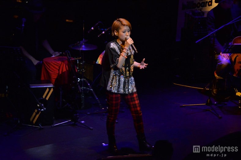 ステージで熱唱するIMALU