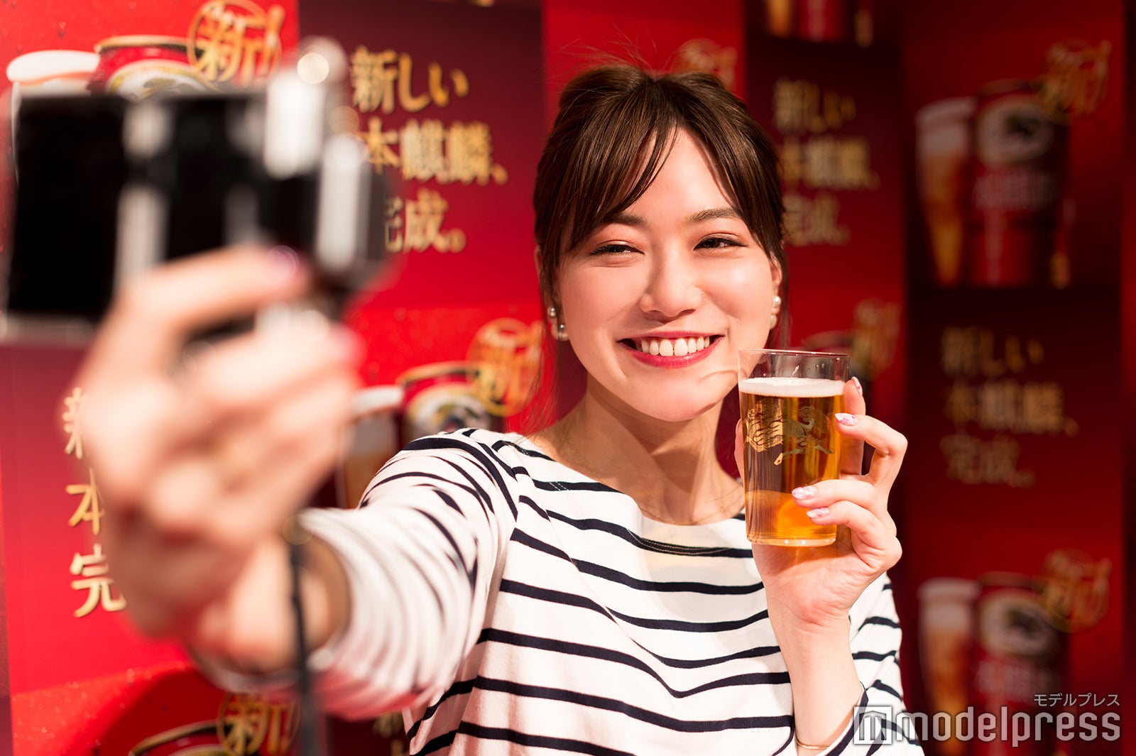 赤を基調としたフォトブース（C）モデルプレス