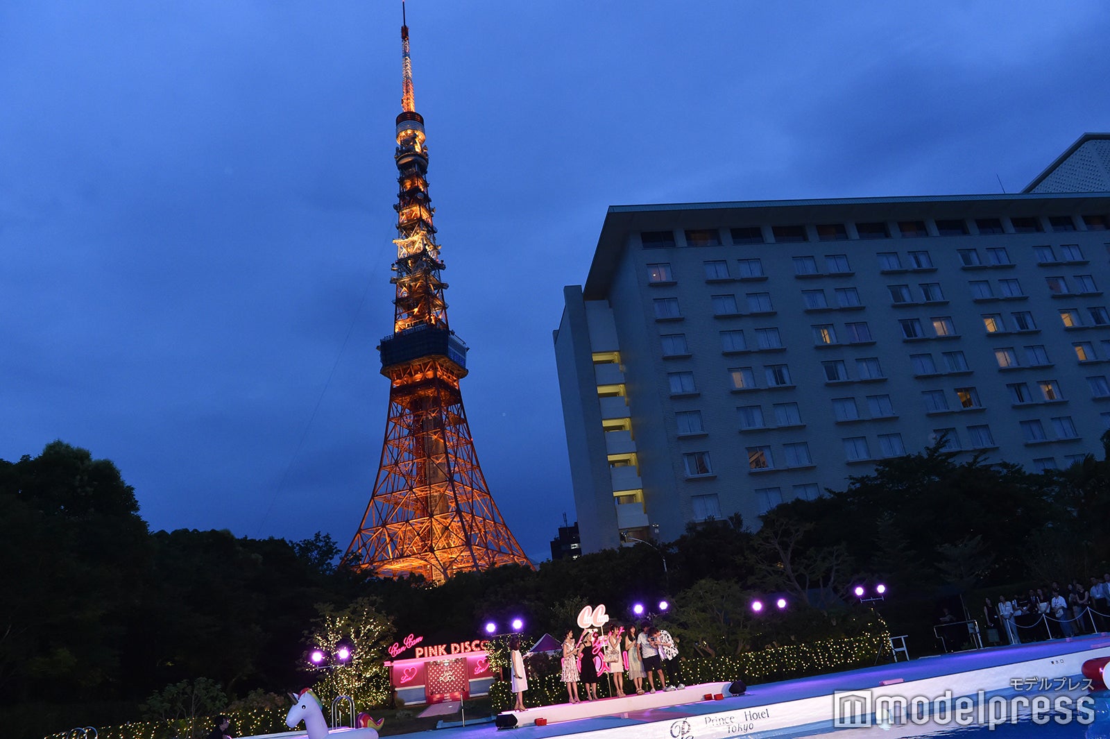東京タワーが見えるプール （C）モデルプレス