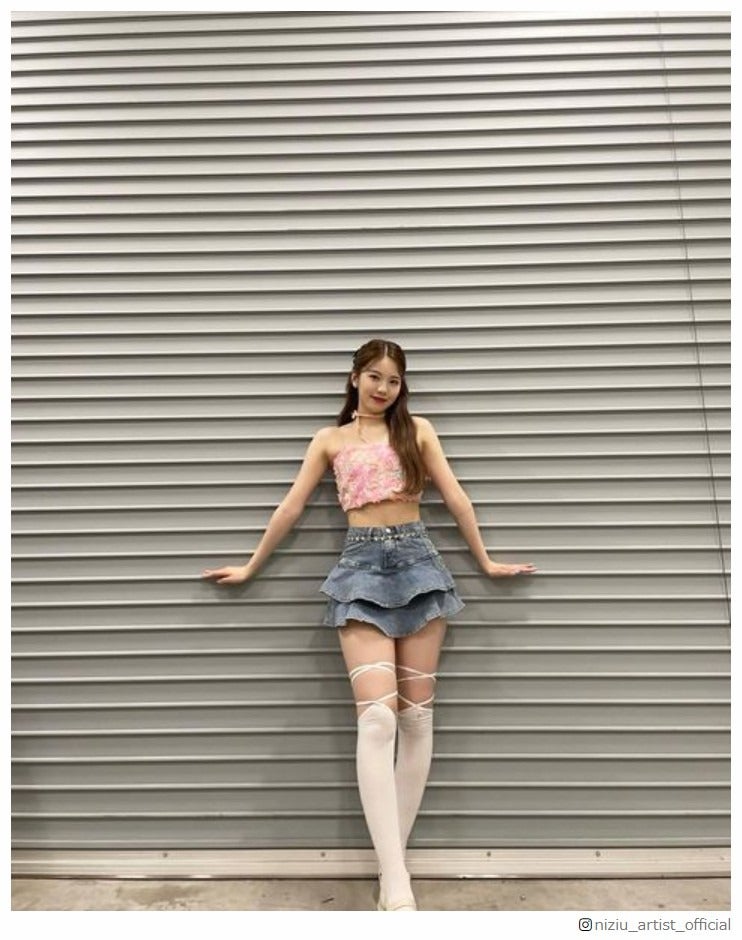 韓国で「女神降臨」と話題のNiziUアヤカ、9頭身＆ドアップ写真に「スタイルすごい」「顔がよすぎる」の声