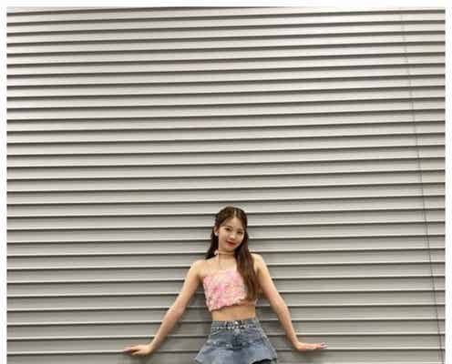 韓国で「女神降臨」と話題のNiziUアヤカ、9頭身&ドアップ写真に「スタイルすごい」「顔がよすぎる」の声