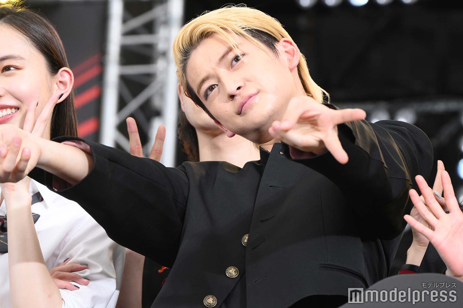 ギャルピースをする高橋文哉（C）モデルプレス