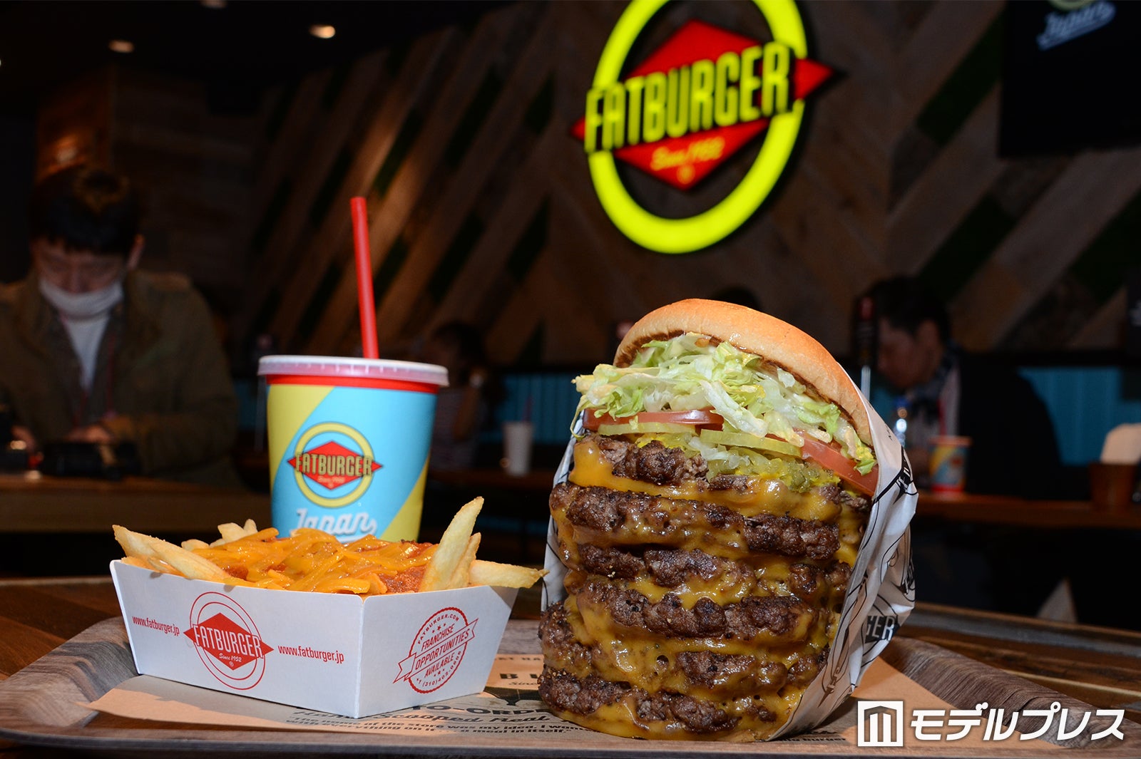 渋谷の最新食スポット「MAG7」が熱い！巨大バーガーに果物パフェ 