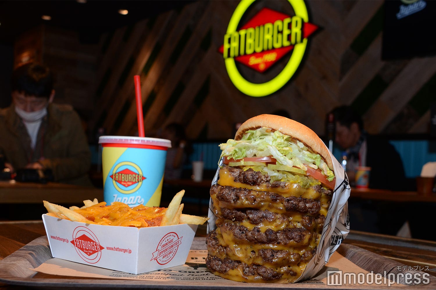 渋谷の最新食スポット「MAG7」が熱い!巨大バーガーに果物パフェ、イケメンが握る“飲めるおにぎり屋”も【潜入レポ】