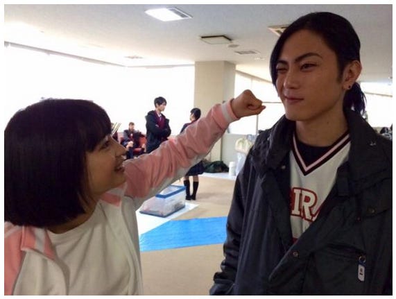 (左から)広瀬すず、間宮祥太朗/学校のカイダン公式Twitterより