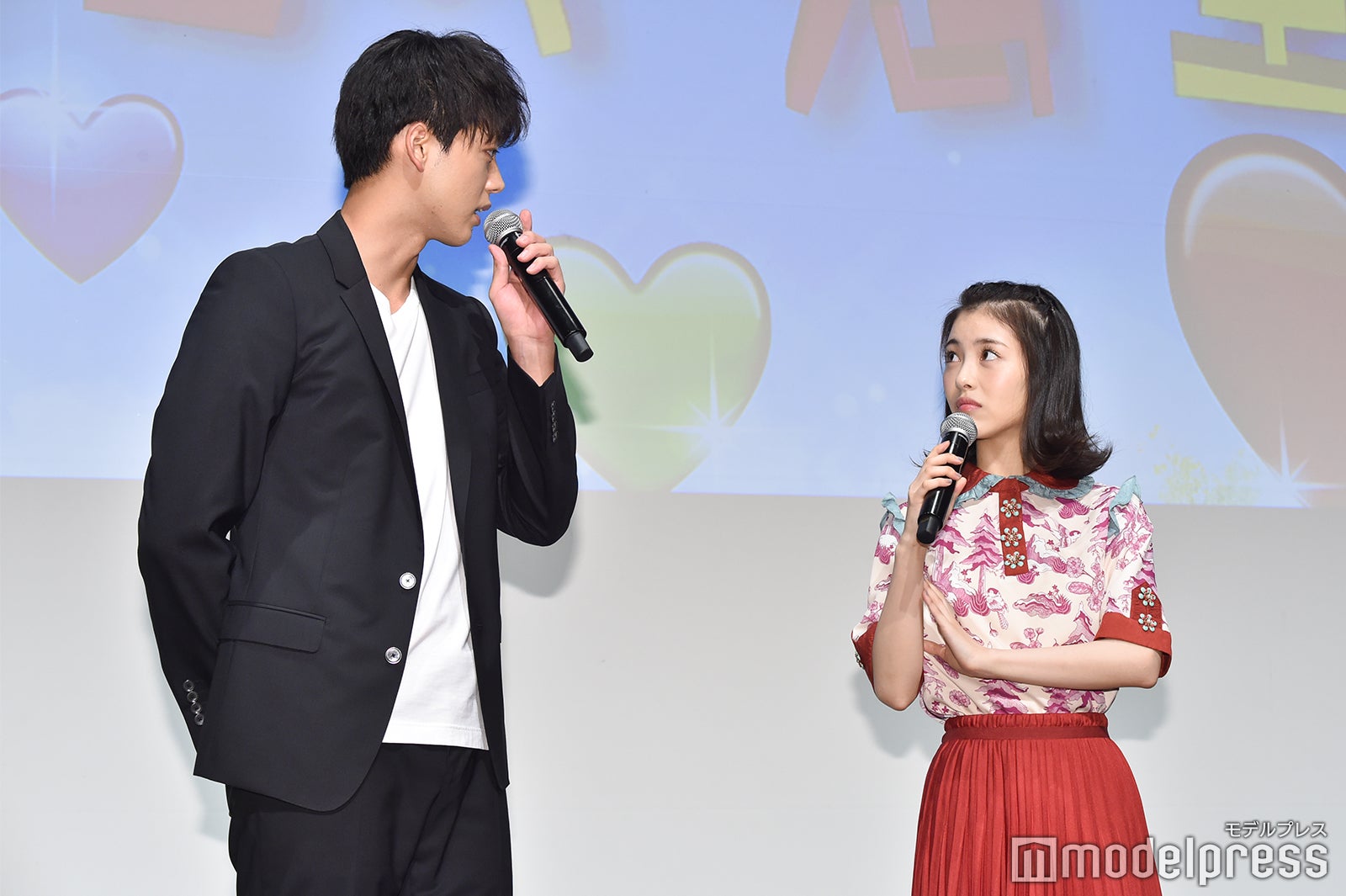 竹内涼真、浜辺美波（C）モデルプレス