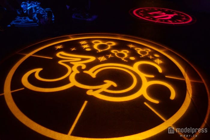 ポートディスカバリーの床面に映し出される30周年のロゴ