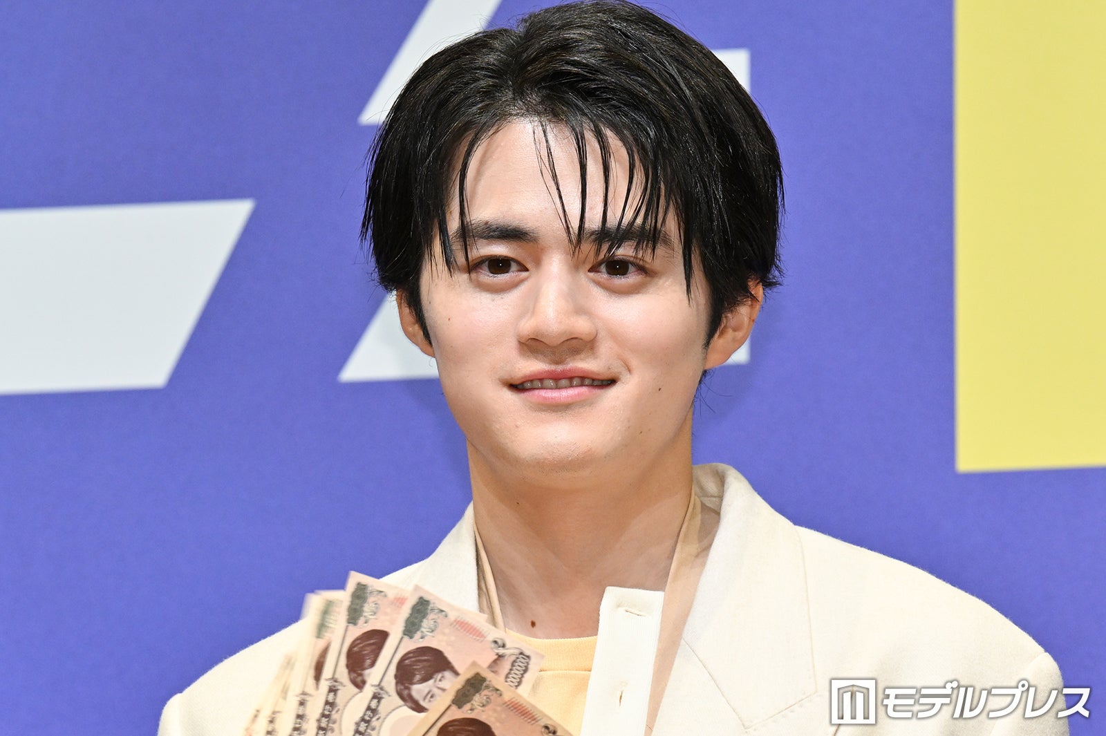 鈴鹿央士、祖母役演じた初共演女優に感謝「“おばあちゃんのために”というのを思い起こさせていただけた」【藁にもすがる獣たち】