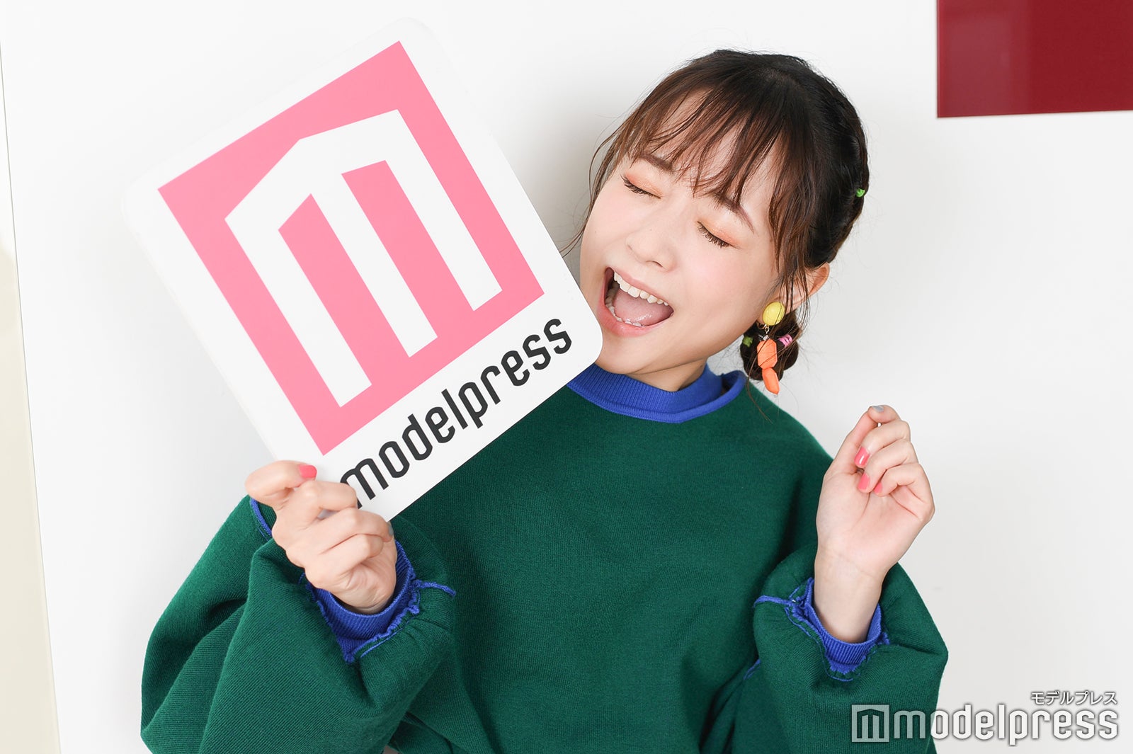 モデルプレスインタビュー恒例、ロゴを食べる大原櫻子（C）モデルプレス