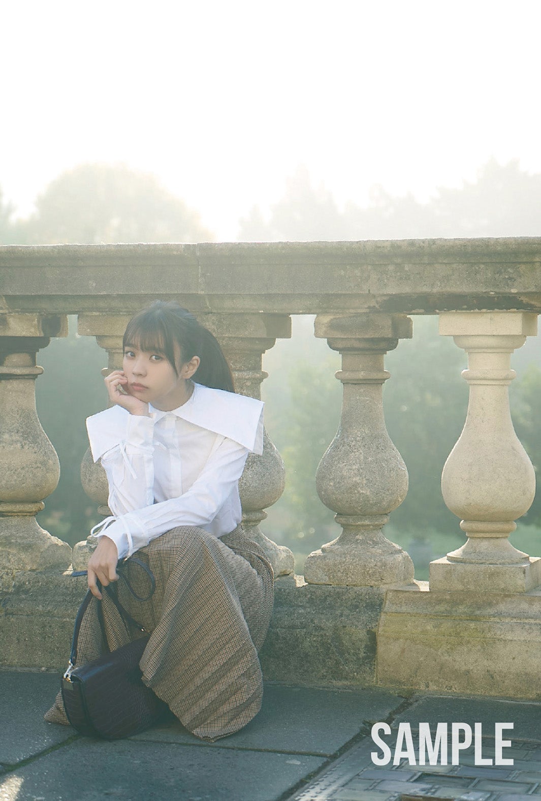 小林由依／通常版封入ポストカード（画像提供：KADOKAWA）