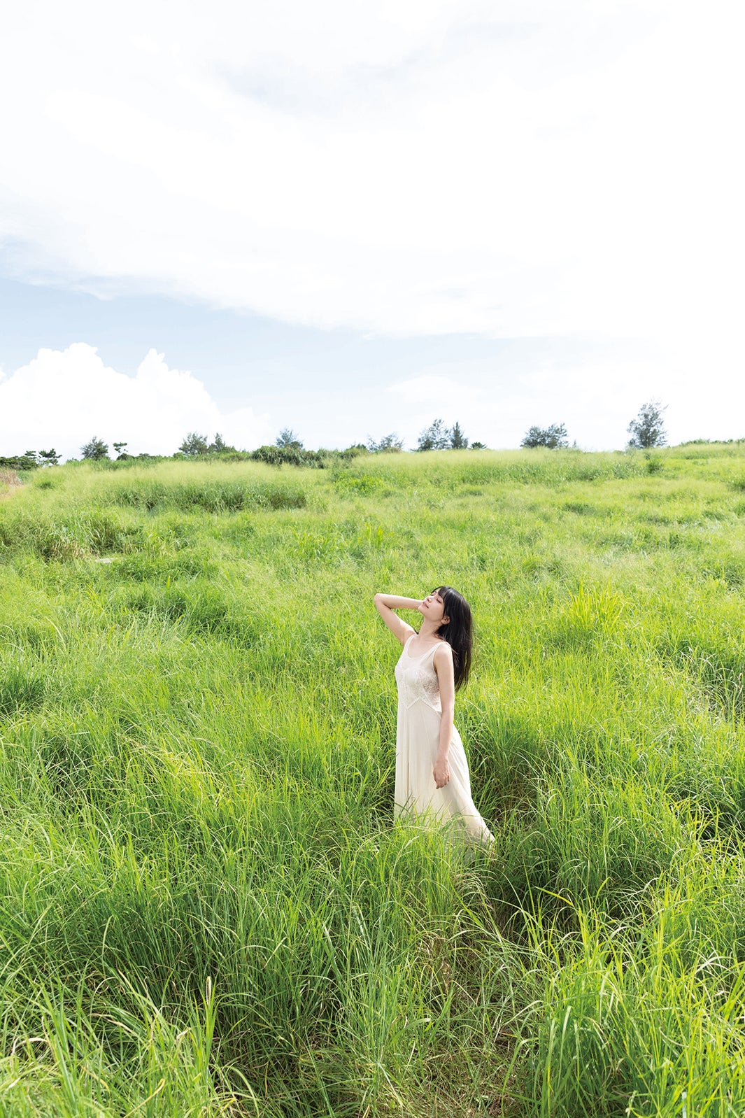 『似鳥沙也加 1st写真集 Ribbon』より（C）KADOKAWA